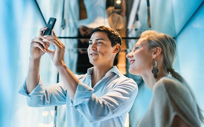 img_Digital elevator - DX -Smartphone - young_680x425
