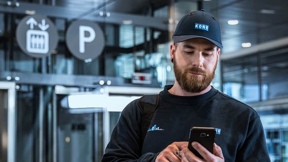 Los sistemas seguros que se pueden actualizar a distancia limitan el número de veces que un ingeniero tiene que realizar el mantenimiento físico de un elevador o una escalera eléctrica.