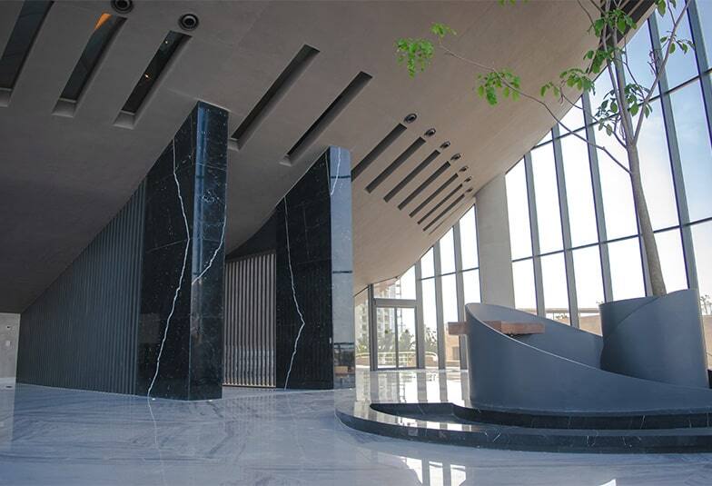 Interior de Shark Tower Puerto Cancún