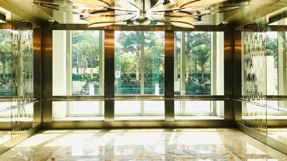 El elevador, que ha alcanzado un tamaño récord, puede transportar hasta 235 personas a la vez y ofrece vistas panorámicas completas.