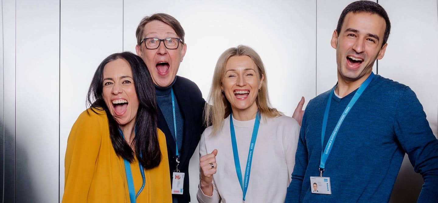 Gente diversa con gafetes de una empresa - KONE