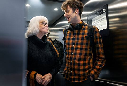 Señora y joven dentro de elevador