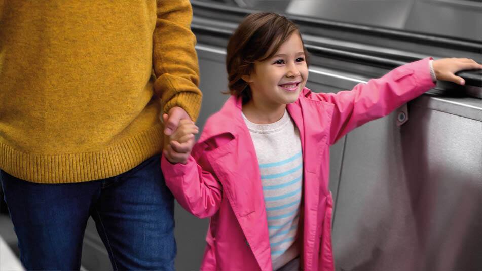 img_escalator-girl-safety