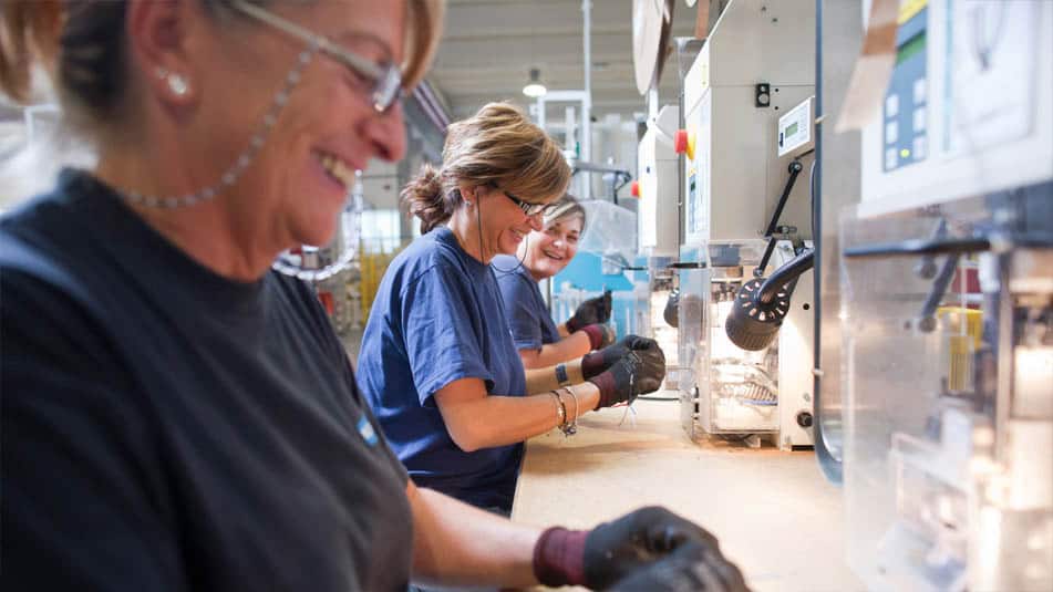 img_female-workers-factory