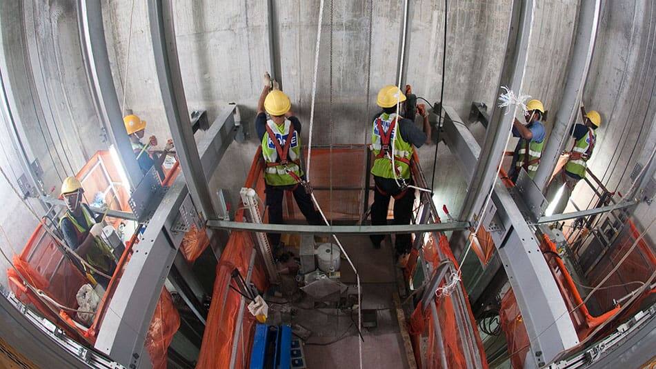 trabajadores en elevadores KONE