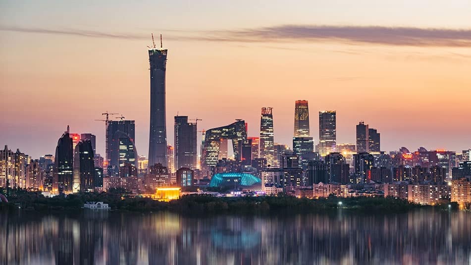 gran ciudad al atardecer