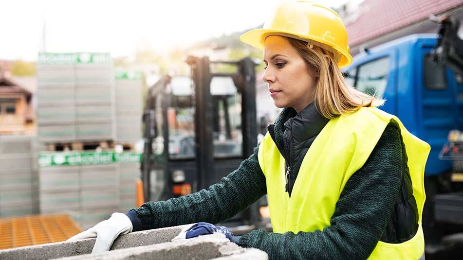 trabajadora en la construcción