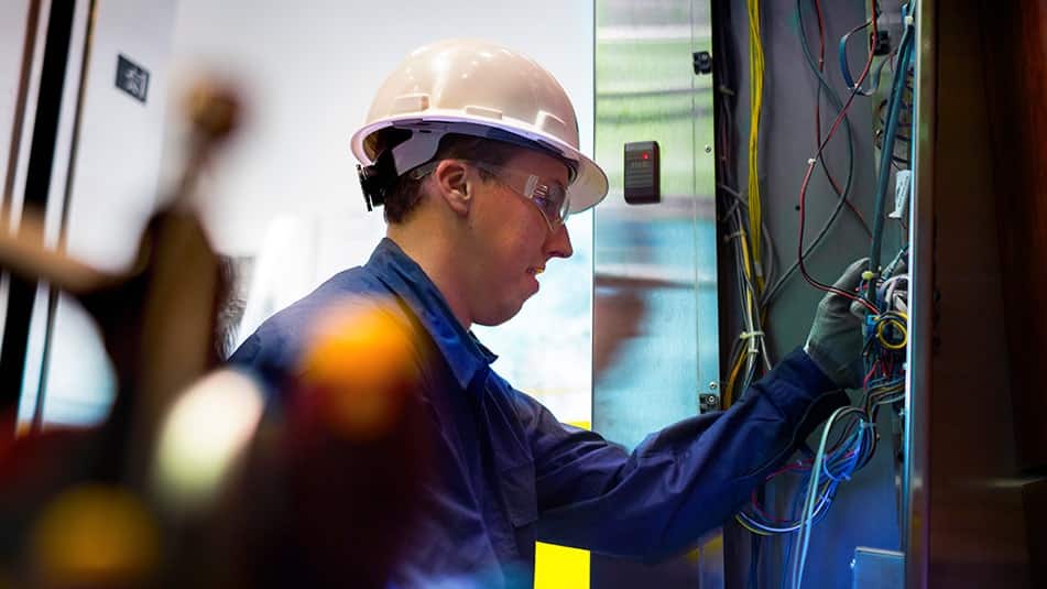 Evita las averías que consumen mucha energía y mantén tu elevador funcionando sin problemas mediante el mantenimiento y la supervisión de tu equipo con regularidad, por ejemplo con KONE 24/7 Connected Services.