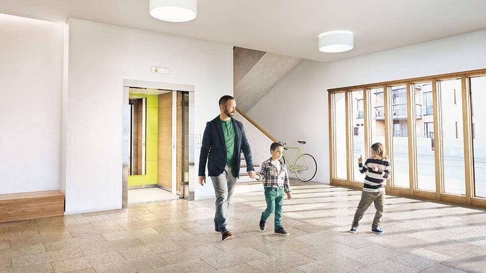 Considera la posibilidad de subir por las escaleras si estás en condiciones físicas de hacerlo: es una alternativa divertida, saludable y que ahorra energía en lugar de utilizar el elevador o las escaleras eléctricas.
