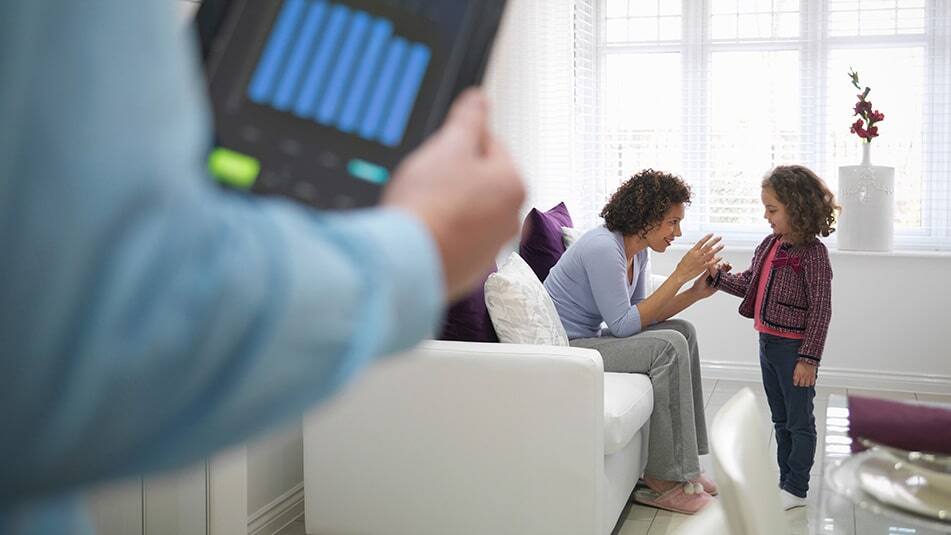 Medidas sencillas como ajustar la temperatura de la habitación, la ventilación y las luces pueden ahorrar dinero al instante.