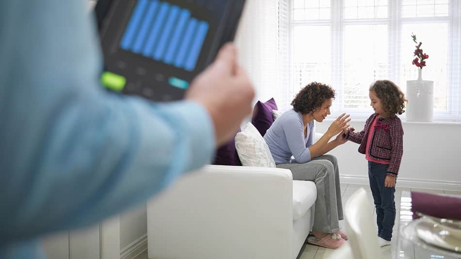 Medidas sencillas como ajustar la temperatura de la habitación, la ventilación y las luces pueden ahorrar dinero al instante.