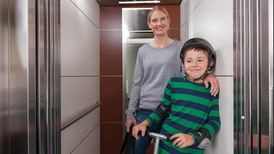 img_mom-son-modernization-elevator